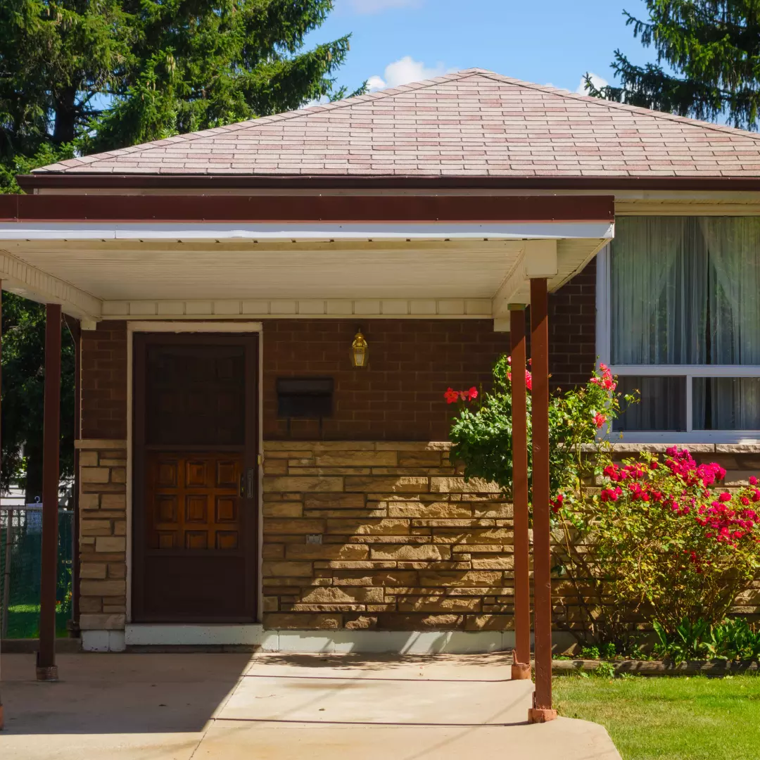 Herrramientas de construccion apliadas sobre algunos ladrillos